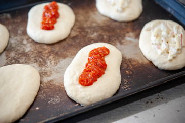ピザソースを乗せたパン生地