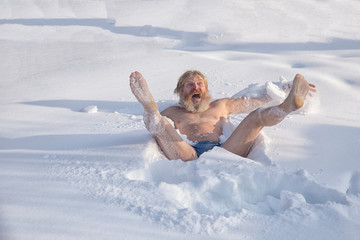 Bearded man, after bathing in the snow - 274172164
