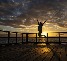 la fille en face du coucher de soleil