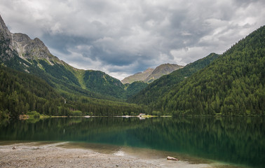 Veduta panoramica del lago di Anterselva in Alto Adige