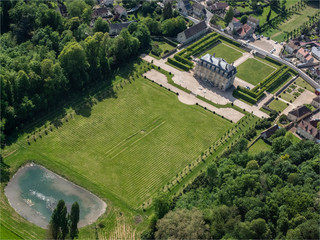vue a&eacute;rienne du ch&acirc;teau de Guiry-en-Vexin dans le Val d'Oise en France