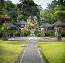 temple bali et verdure