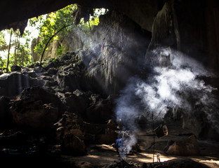 cave dans la foret malaisienne