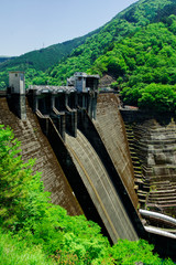 日本最初の中空重力ダムである井川ダム