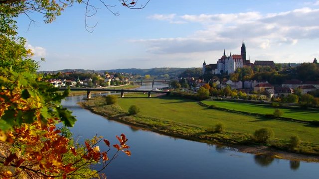 Mei&szlig;en inmitten der Weinberge in Sachsen am Fluss Elbe im Herbst