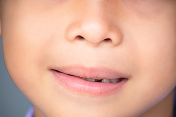 Obraz premium Baby teeth are just dropped in the mouth.
