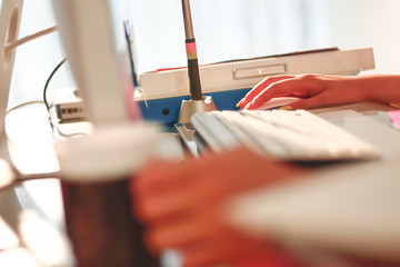 Fototapeta premium コンピュータを操作する女性の手