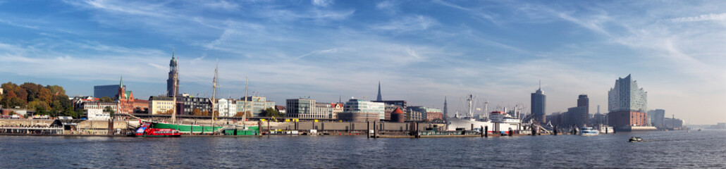 Fototapeta na wymiar Panorama of the harbour of Hamburg with the Elbphilharmonie.