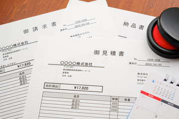 Obraz premium 見積書 請求書 納品書 取引 ビジネスシーン