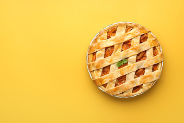 Tasty peach pie on color background © Pixel-Shot