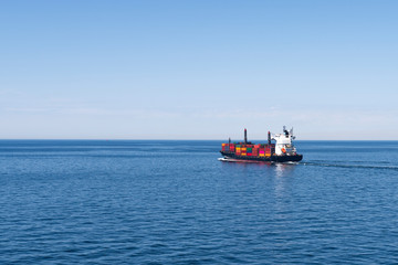 Ein Containerschiff auf dem Meer