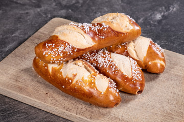 Laugenstangerl auf Holzbrettchen