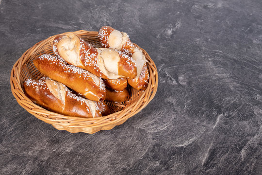Frisch gebackene Laugenstangerl in Brotkorb