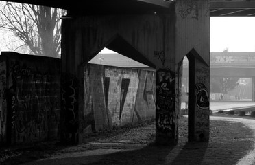 Obraz premium the way under the bridge