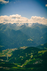 Berg Landschaft der Tiroler Alpen im Sommer. Als Hochformat