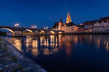 Regensburg Steinerne Brücke mit Dom