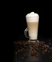 Latte Macchiato vor schwarz Hintergrund