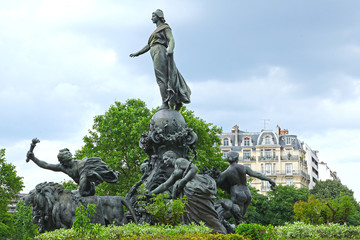 Fototapeta na wymiar Statue place de la Nation à Paris 