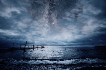 Sternenhimmel mit Wolken bei Nacht über der stürmischen Ostsee