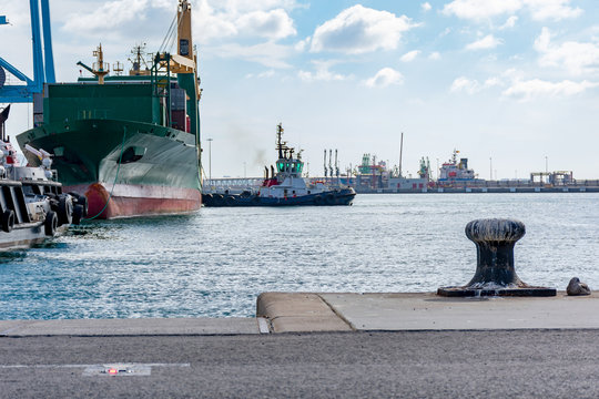 Remolcador en trabajos de atraque de barco portacontenedores en el puerto de Algeciras.