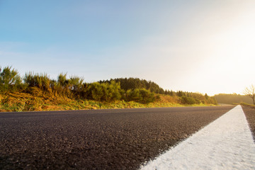 sonnige Straße aus Frosch Perspektive