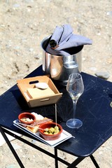 apéritif romantique au champagne sur la plage en amoureux