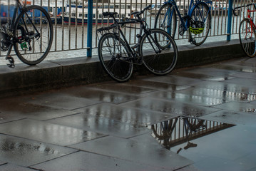 Obraz premium Reflections in the water of the path banks of the River Thames after rain.