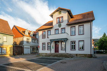 Fototapeta na wymiar Schönes Fachwerkhaus mit blauen Himmel in der Stadt Ilsenburg, Harz