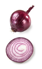 Onion of Tropea, Italy, "Cipolla Calabria" Isolated on White Background &ndash; Halved, Sliced Red Bulb, Purple Color, Close Up on Rings Inside, Unpeeled Glossy Skin &ndash; Detailed Close-Up Macro