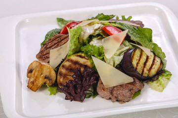 Salad with grilled beef and vegetables