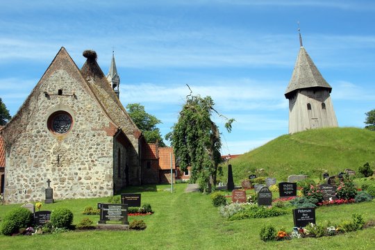 Kirche und Friedhof in Schwabstedt an der Treene.