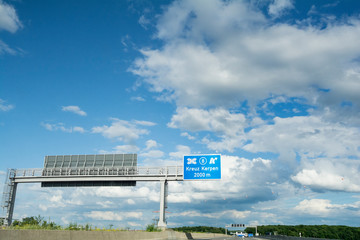 Fototapeta na wymiar Autobahn Schild im Sommer