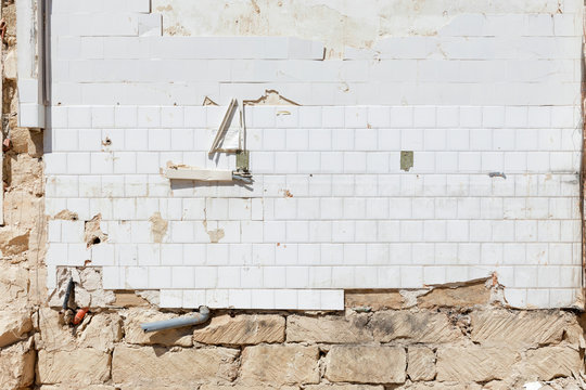 Mattonelle bianche dopo la demolizione
