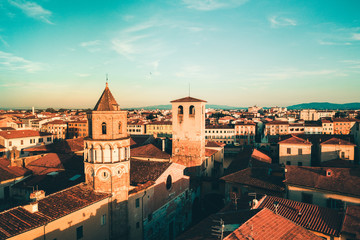 Città di Pisa, lungarno e ponte di Mezzo vista aerea con drone.