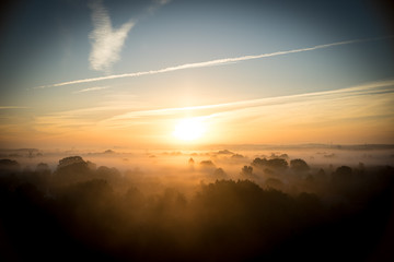 Sonnenaufgang in Nebel