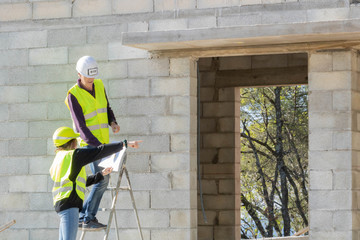 Femmes travaillant dans les métiers du bâtiment, secteur masculin, égalité des sexes