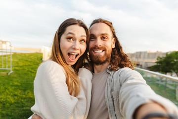 Obraz premium Beautiful young couple in love walking outd at the park