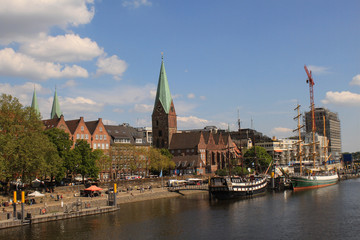 Fototapeta premium Bremen; Weserpromenade mit St. Martini