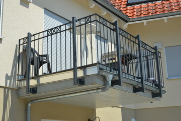 Moderner Balkon mit beschichtetem Metall-Geländer an Neubau-Hausfront