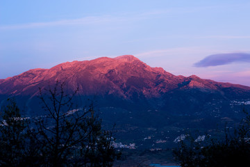Obraz premium Puesta de sol. Hermosa vista de las montañas andaluzas en la Axarquía, Málaga. Fotografía tomada desde La Viñuela.