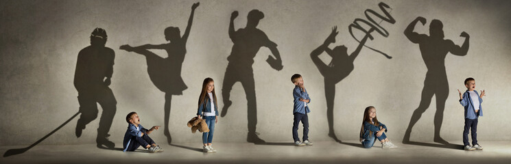 Kindheit und Traum von einer großen und berühmten Zukunft. Konzeptionelles Bild mit Jungen und Mädchen und Schatten von fitten Athleten, Hockeyspielern, Bodybuildern, Ballerinas. Kreative Collage aus 2 Modellen.