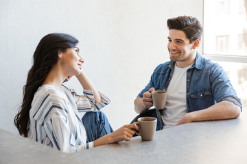 Obraz na płótnie Canvas Attractive young couple drinking coffee