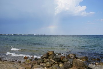 Panoramalandschaft der Ostsee mit Regenbogen (Lübecker Bucht)