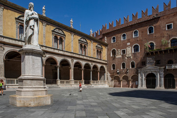 Fototapeta na wymiar Statue de Dante Vérone