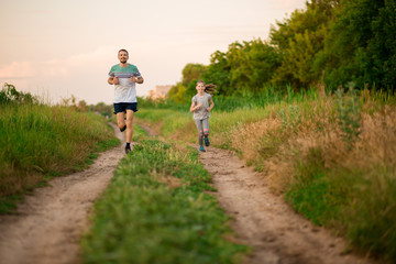 Obraz premium Father and daughter jogging. Cheerful father and daughter run in park together. Sport life concept