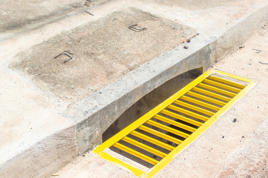 brazilian manhole, "bueiro", to drain rainwater