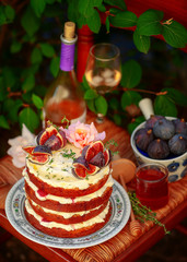 Summer cake with raspberries, figs, thyme and honey