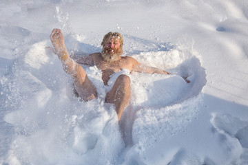 Bearded man, after bathing in the snow - 274257771