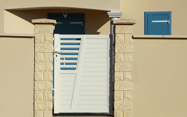Portillon en PVC d'une maison	