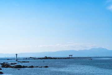 Obraz premium 海と空と鳥居